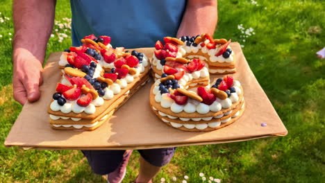 Honigkuchen-Mit-Frischkäse-Und-Karamell,-Dekoriert-Mit-Beeren,-Die-Vierunddreißig-Zahlen-Darstellen