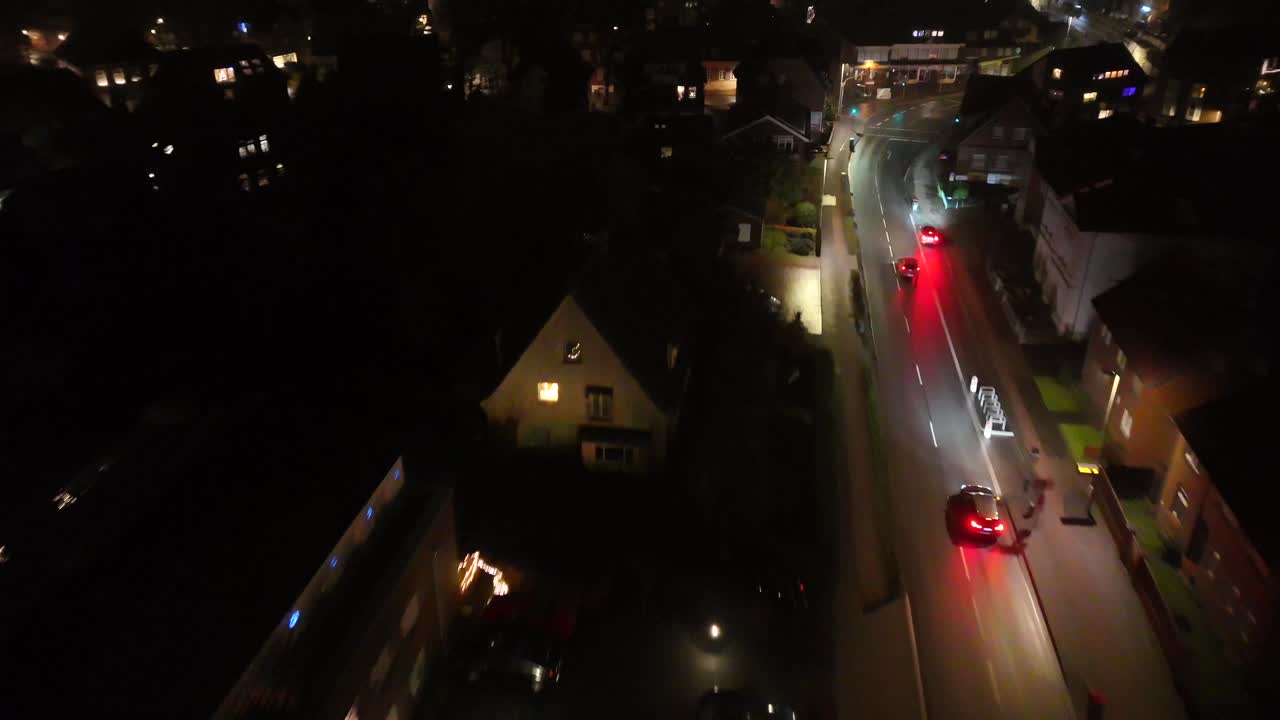 un vistazo aéreo de las aves de la calle principal con coches conduciendo por la noche. linterna de iluminación sobre una pequeña ciudad estadounidense. temporada navideña.