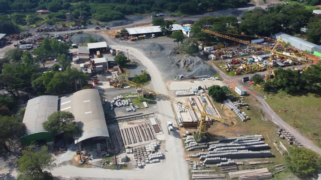 vista superior aérea de la enorme área de fabricación de la industria del cemento, paraguay