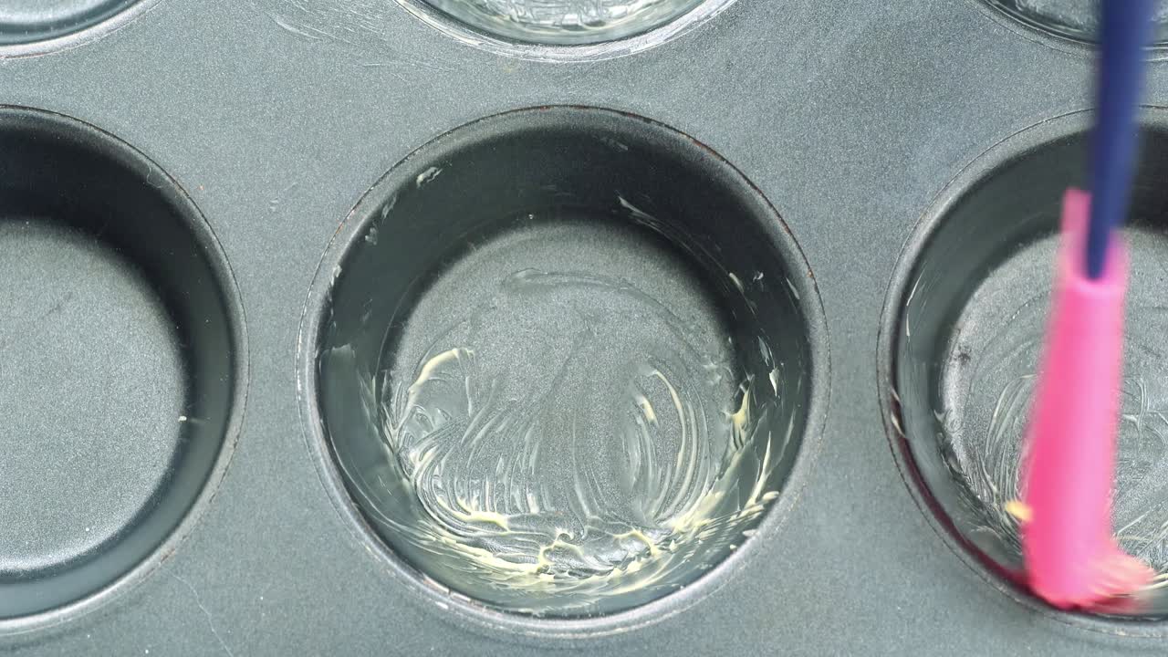 누군가 가루 에 마가린 을 뿌리고 있다