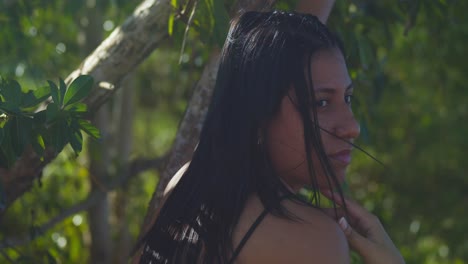 increíble primer plano facial de una latina en la playa con cabello negro natural y rayos de sol