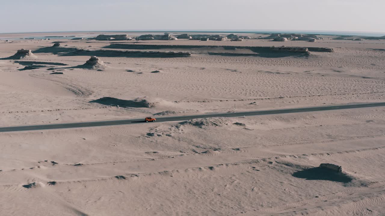 텅 빈 사막 도로에서 운전하는 오렌지색 suv 오프로드 자동차, 측면에서 공중 전망