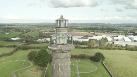 aguja de lloyd linterna de vidrio en la colina de lloyd en kells, irlanda