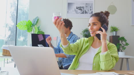 Pareja-Que-Ejecuta-Negocios-En-Línea-Haciendo-Velas-Boutique-En-Casa-Usando-Tecnología-Informática-Y-Teléfono-Móvil