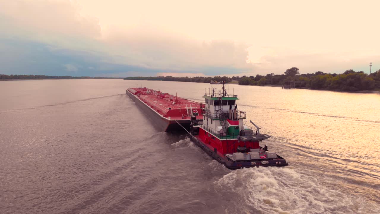 Tug boat motoring up the Mississippi River.