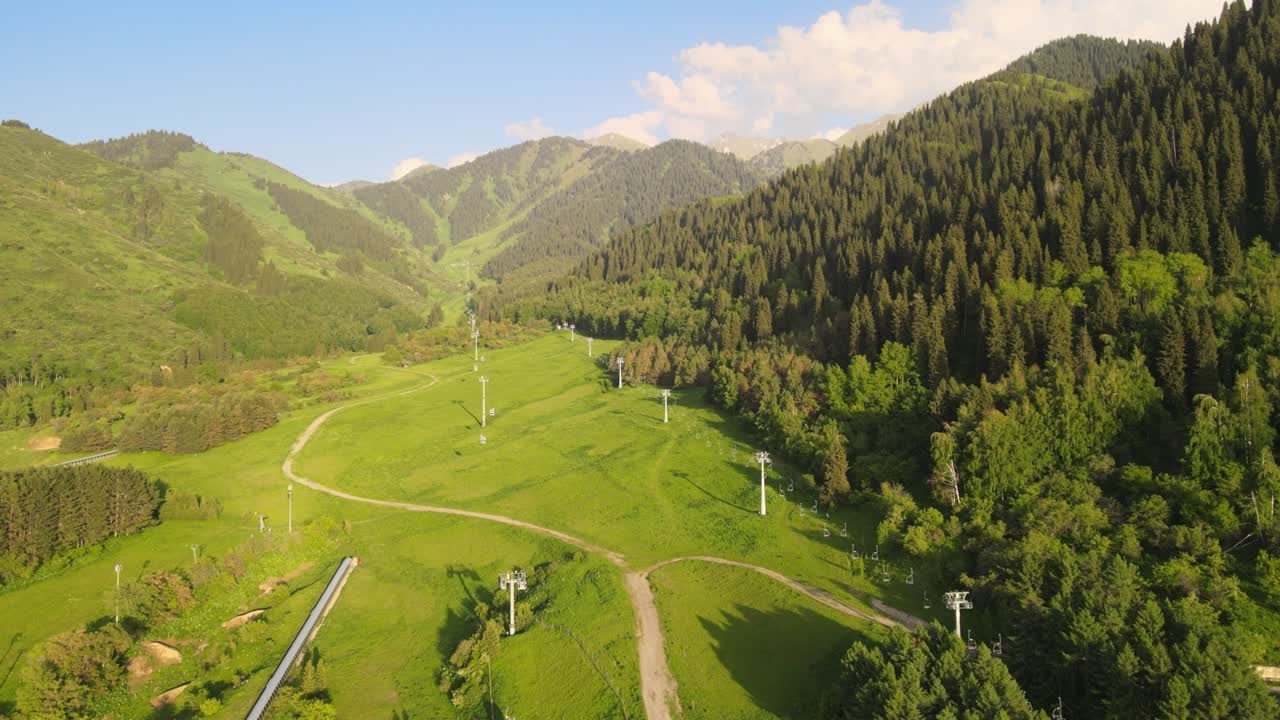 paisaje con hierba y montañas, teleféricos