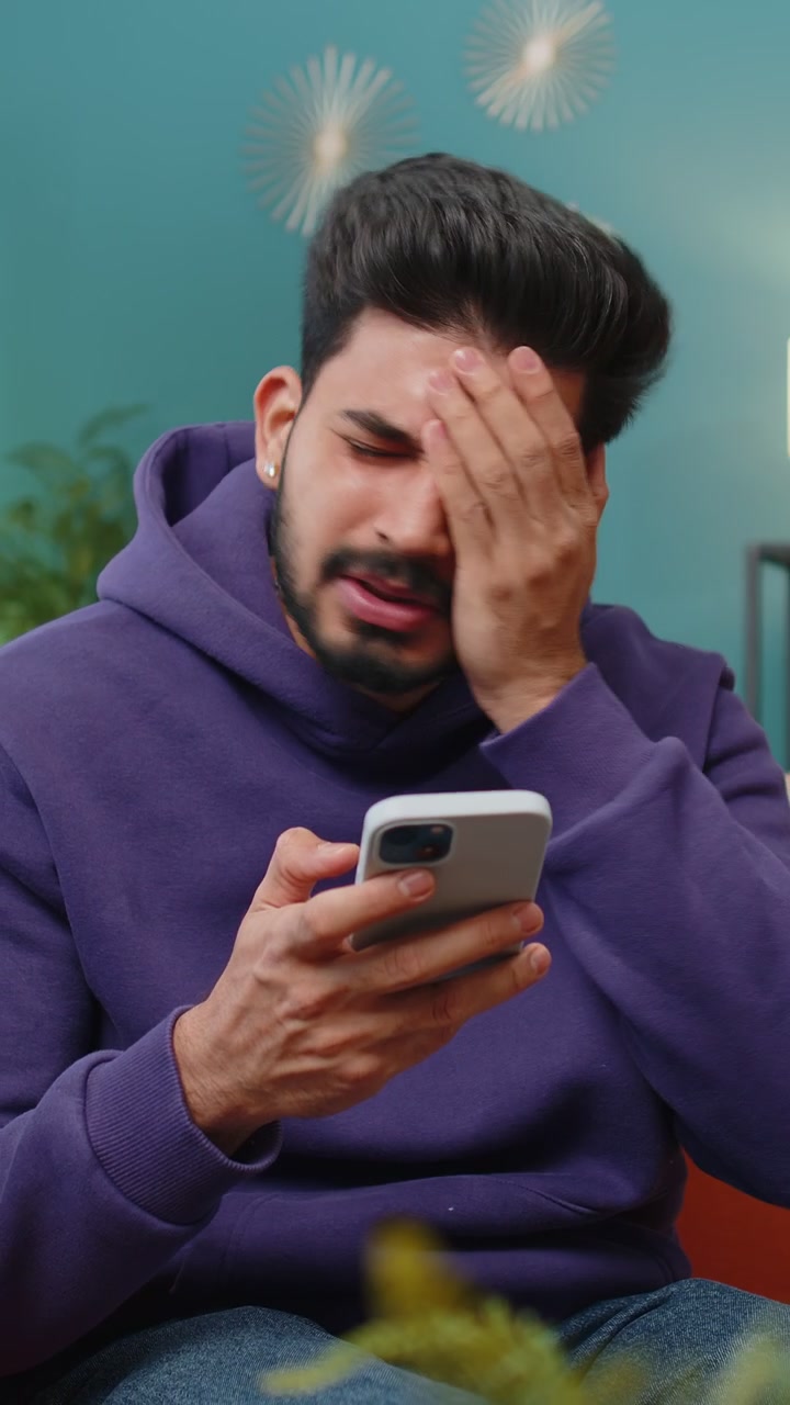 Homem indiano triste usa smartphone surpreendido por más notícias perda de fortuna falha resultados da loteria prazo