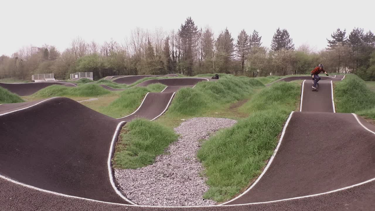 metraje de eboarding alrededor de una pista de bmx