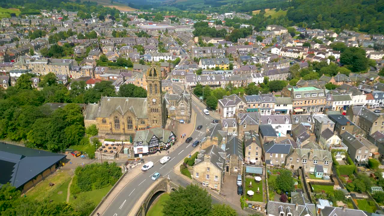 fotografía aérea de la ciudad de peebles en las fronteras escocesas retrocediendo de peebles vieja iglesia parroquial hacia el puente de tweed