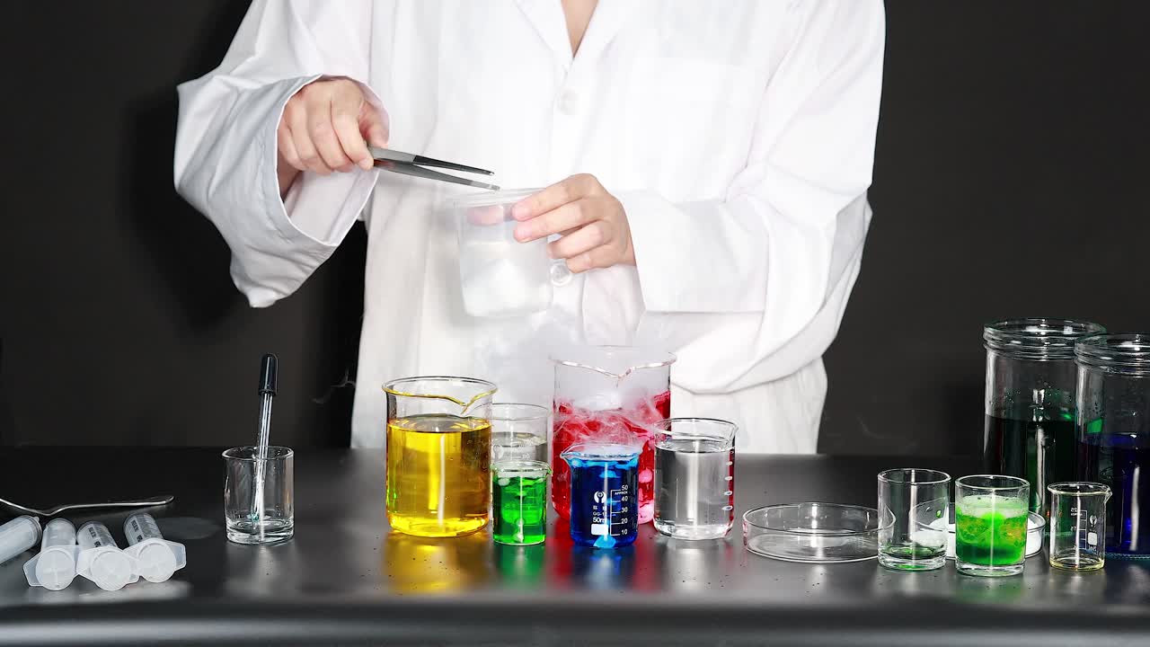 experimento científico con líquidos de colores