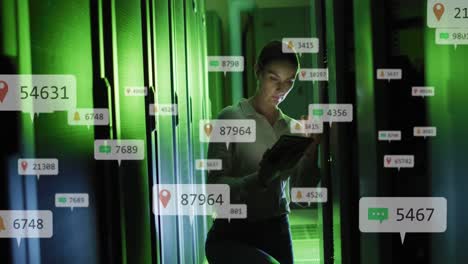animación de iconos de redes sociales sobre ingeniera caucásica usando una tableta digital en la sala de sever.