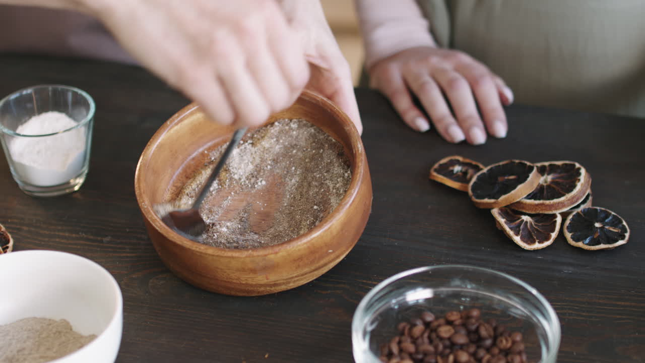 Bland ingredienser til hjemmelavet scrub