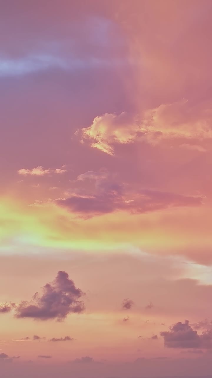 Cielo al tramonto rosa e arancione vibrante con nuvole in movimento