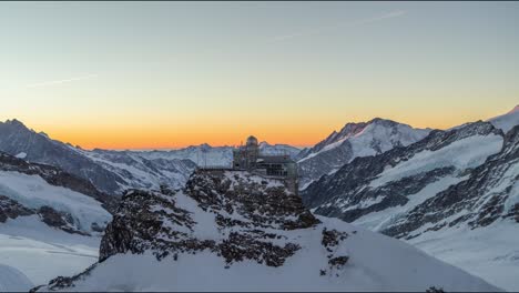 amplia antena épica del jungfraujoch en suiza durante el amanecer y con hermosa nieve blanca