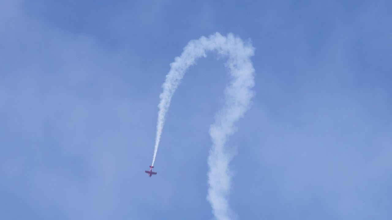 아로바틱 비행기는 하늘에서 루프와 회전을 수행합니다.