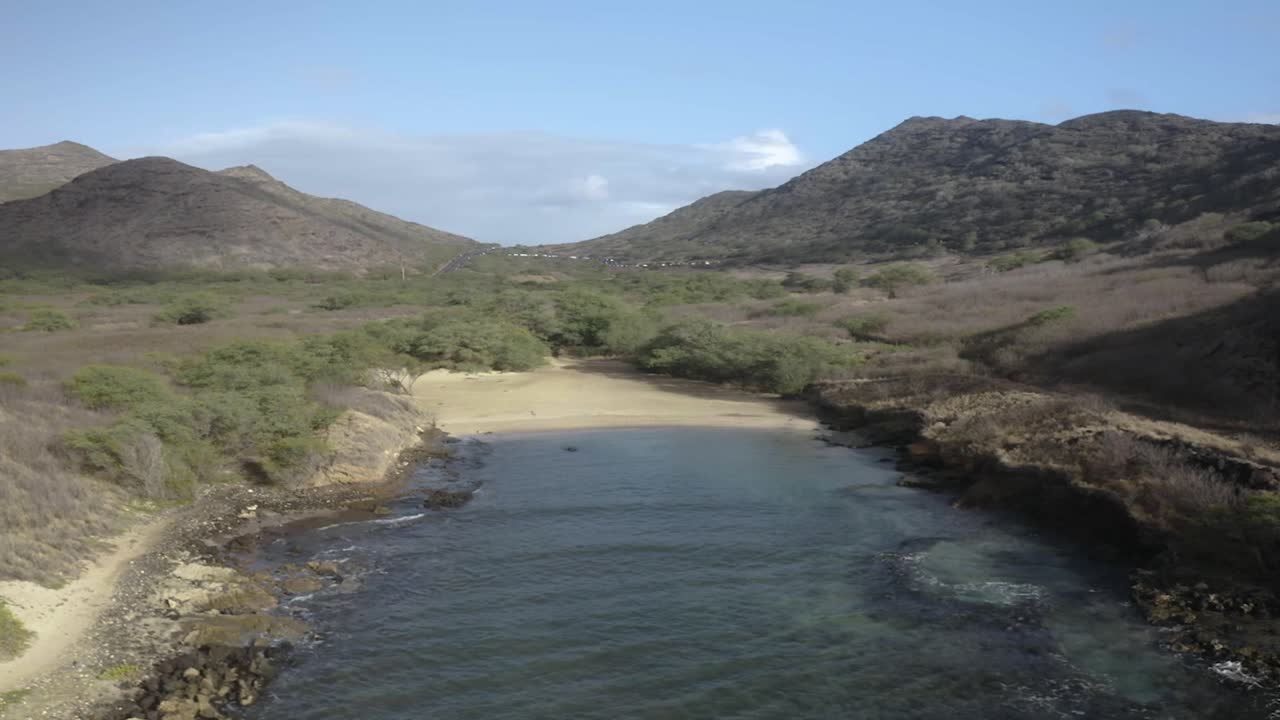 volando alrededor de una playa hawaiana aislada