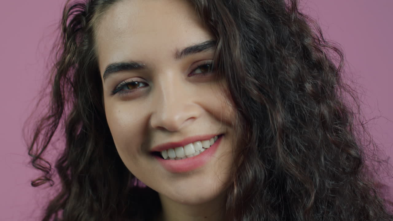 retrato de una mujer con el cabello rizado