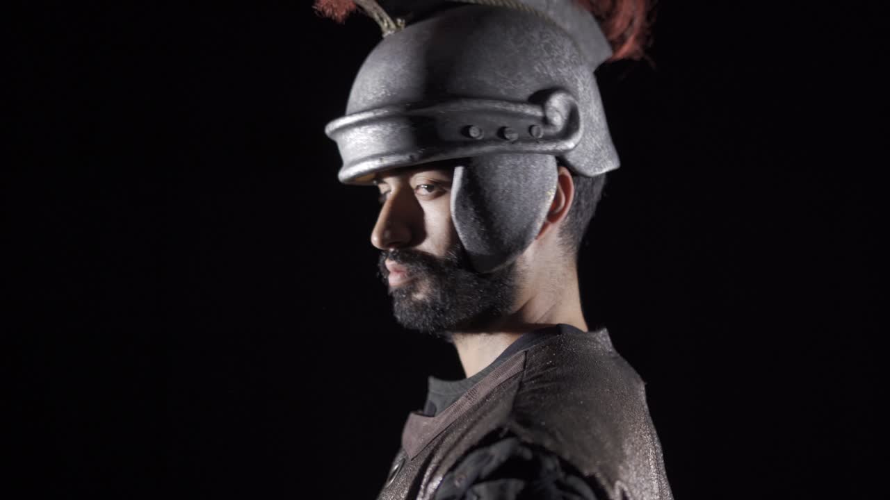 Historischer römischer Legionär. Schwarzer Hintergrund