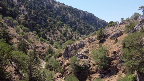 Szenischer-Drohnenflug-Hinauf-Zur-Imbros-Schlucht-Mit-Spärlicher-Vegetation-Auf-Kreta,-Griechenland