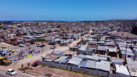 Elevador-Aéreo-Sobre-El-Municipio-Con-El-Mercado-Y-Chozas-De-Hierro-Corrugado