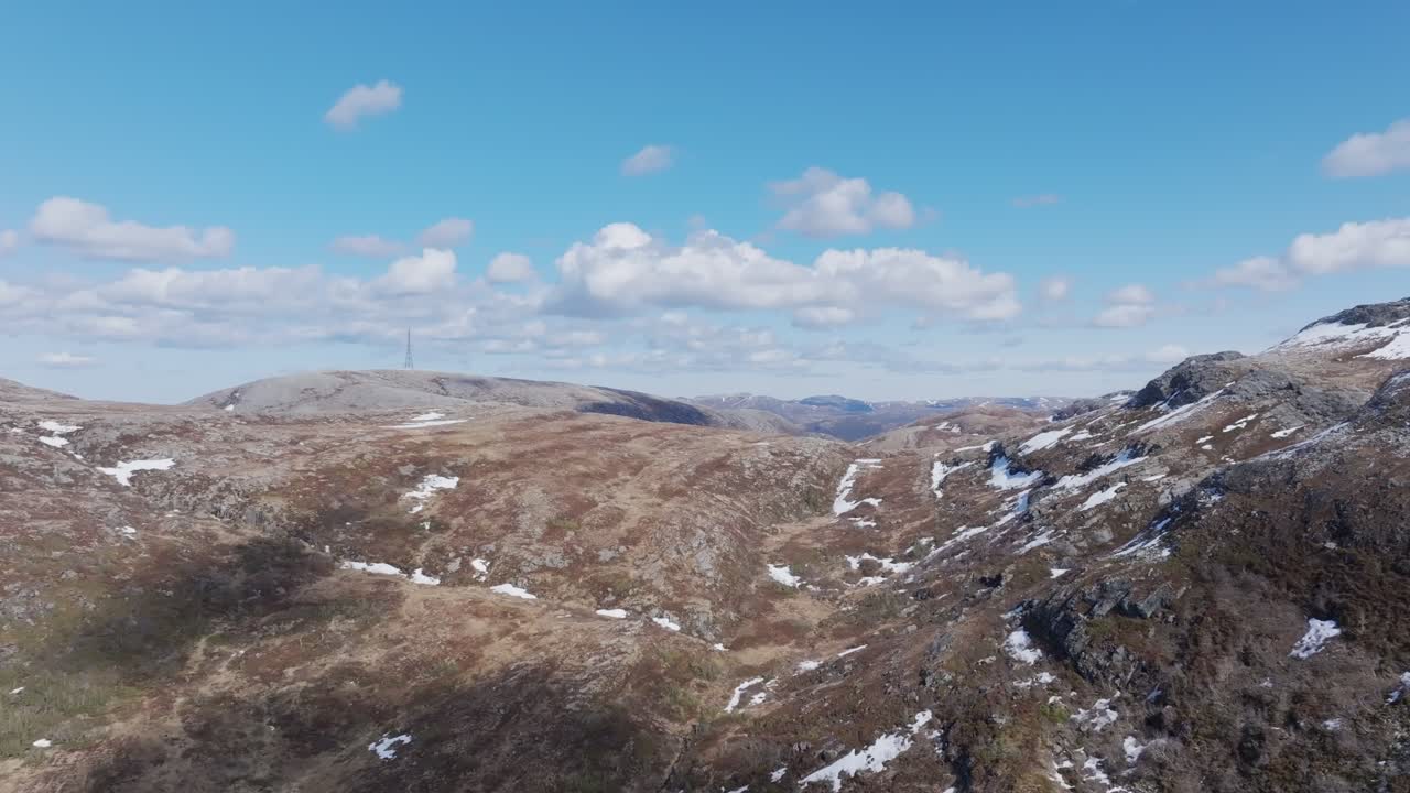 montañas inclinadas a la orilla del lago en palvatnet tjern, osen noruega