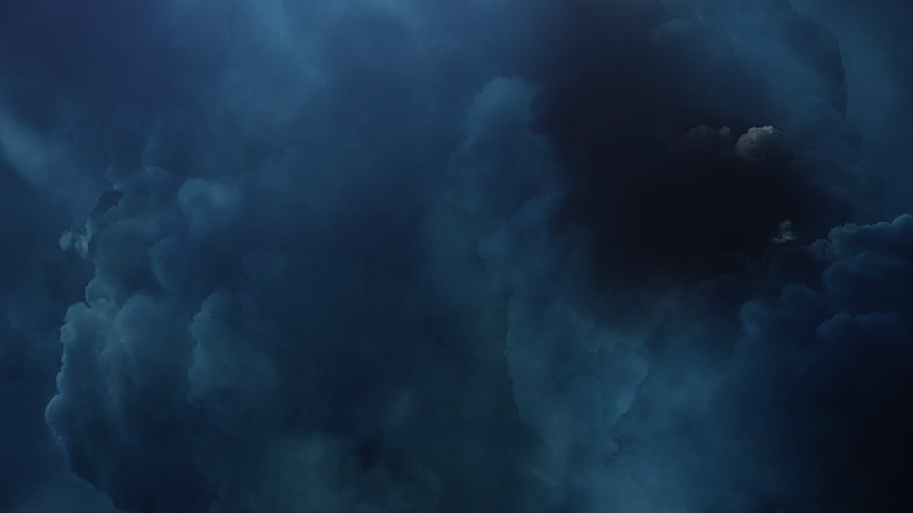 nubes cumulonimbus oscuras y en movimiento en el cielo, tormenta