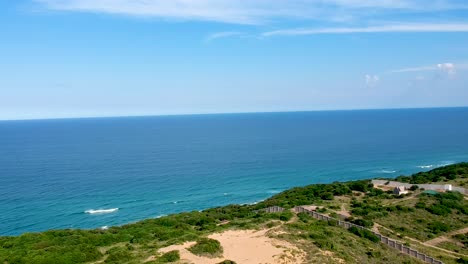 Drohnenansicht-Des-Blauen-Ozeans-Und-Der-Grünen-Küste