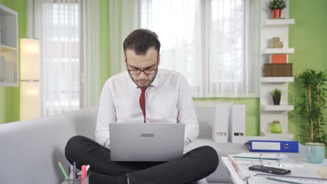 Porträt-Eines-Jungen-Freiberuflers.-Junger-Mann,-Der-Mit-Laptop-Arbeitet.