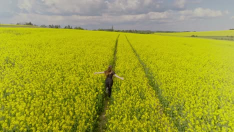 Junges-Mädchen-Läuft-Durch-Ein-Gelbes-Feld