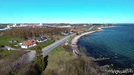 Toma-Aérea-De-Una-Ciudad-En-El-Sur-De-Suecia-Skåne-Cerca-Del-Océano-Östersjön