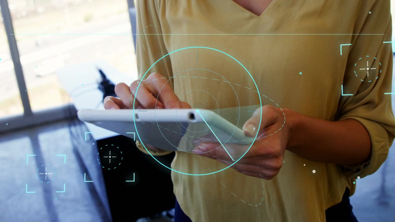 Mujer sosteniendo una tablet cerca de ventanas, tocando el borde, girando el dispositivo y creando una interfaz HUD de color verde azulado para análisis.
