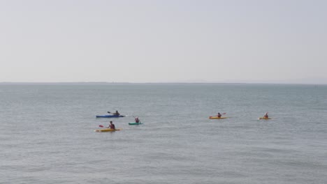 Un-Grupo-De-Personas-Haciendo-Kayak-En-El-Río-Tejo-En-Lisboa-Cerca-Del-Puente-Vasco-Da-Gama