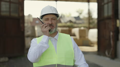 trabajador de la construcción que se comunica en el sitio