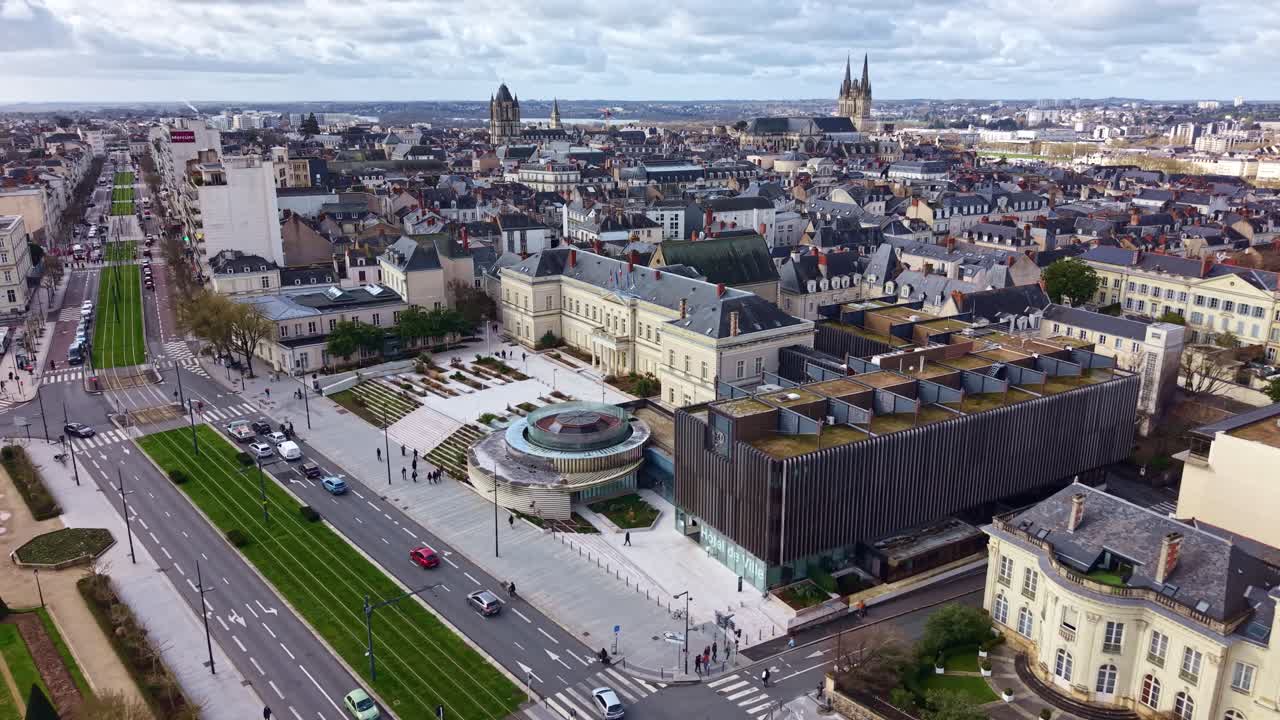 Moderne torv og rådhus, Hôtel de Ville, med den historiske Saint-Maurice Katedral i baggrunden i Angers, Frankrig. Droneluftfoto, bybillede.