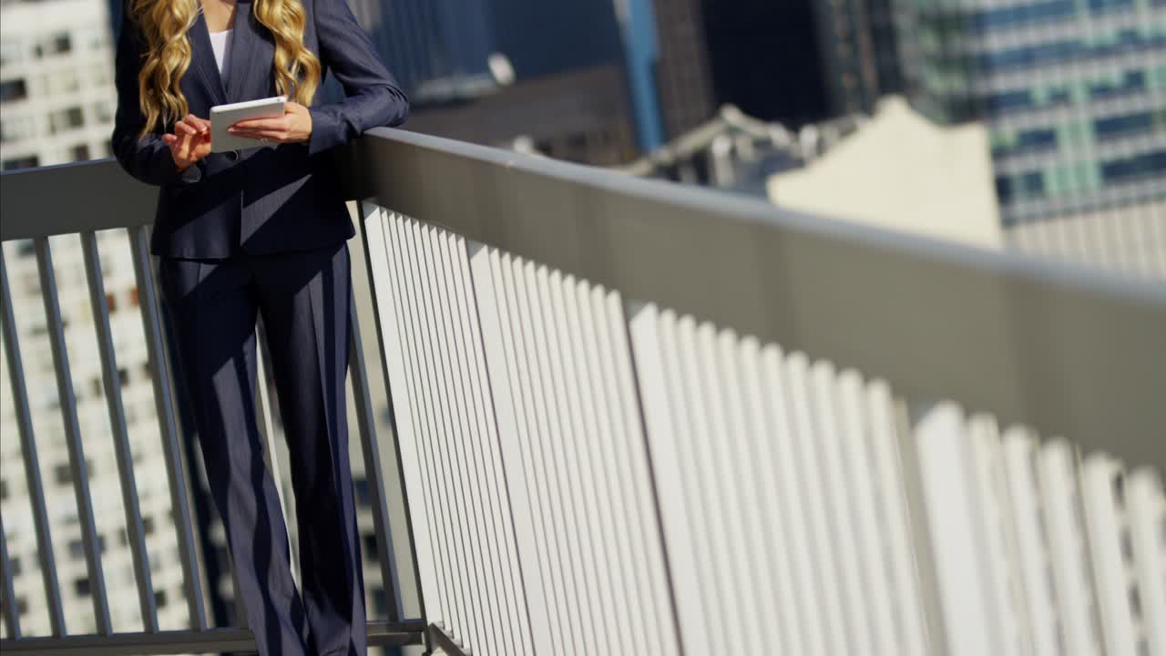 태블릿을 사용하는 지붕에 있는 백인 사업가의 초상화