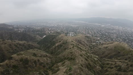 Montañas-Neblinosas-Con-Glendale,-Ca-En-El-Fondo