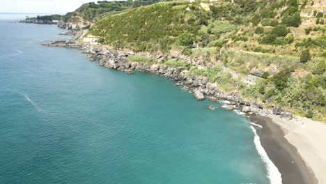 葡萄牙阿佐雷斯群島 (portuguese azores islands) 在大西洋的崎<unk>海岸線的驚人無人機拍攝