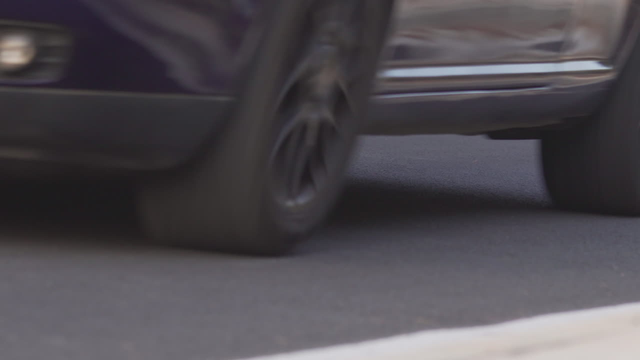 마지막 충돌 후 핸드폰이 뒤집힌 활주로가 있는 일반 도로에서 모바일 스마트폰 고릴라 글래스 위로 운전하는 자동차 타이어 - 4k