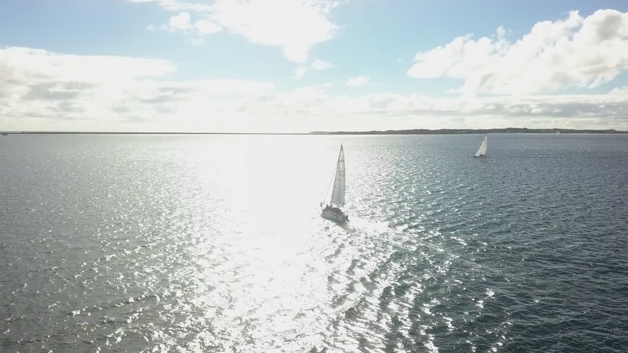 공중은 스펙트럼 은빛 태양에서 범선 주위를 회전합니다.