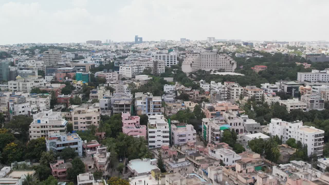 Riprese aeree di una città sviluppata in India.