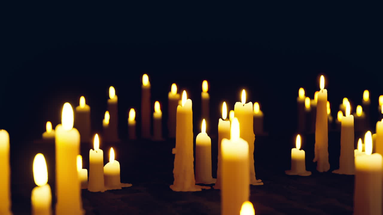 Composizione rilassante di candele che crea un'atmosfera spa pacifica per la cura di sé