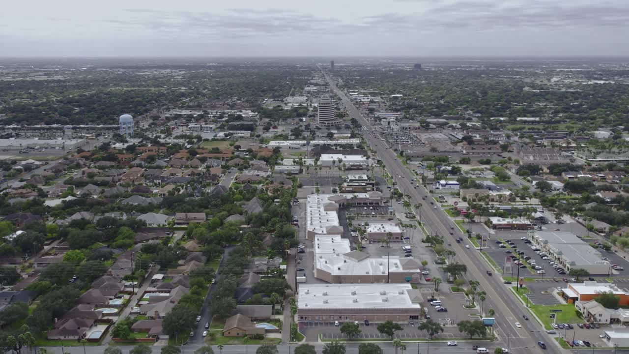 imágenes de drones de un día nublado en nolana y la calle 10 al norte de mcallen, texas