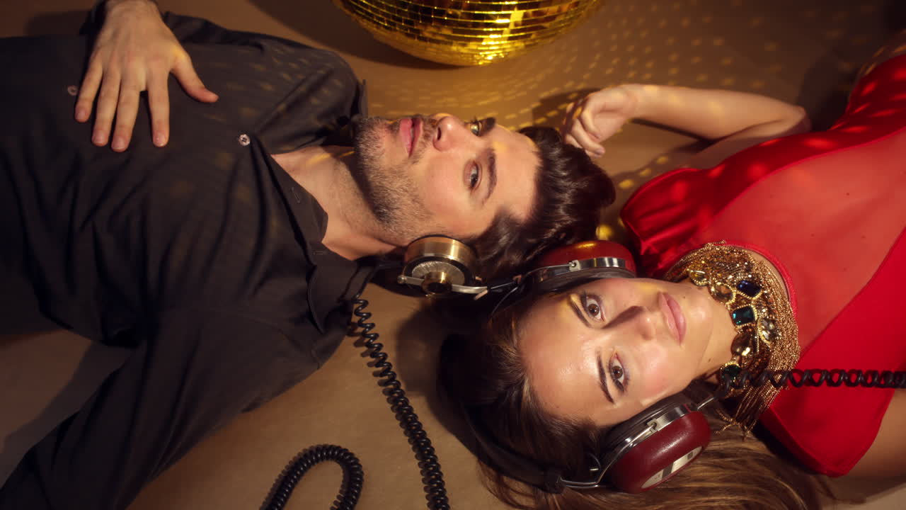 hombre y mujer en piso de mujer 4k 18