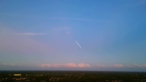 Toma-Aérea-Del-Campus-De-La-Ucf-Mirando-El-Lanzamiento-De-Un-Cohete-Desde-El-Centro-Espacial-Kennedy-Desde-Cabo-Cañaveral-Fl