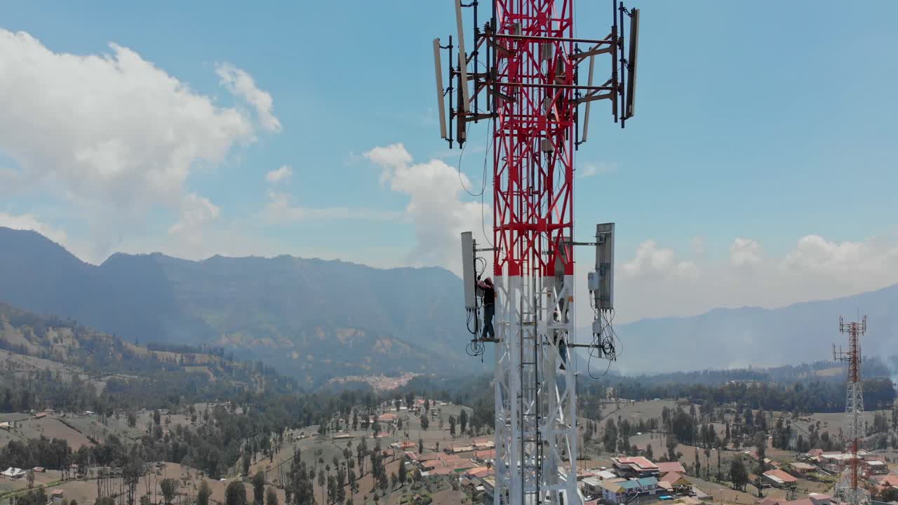 Trabajador de antenas en Cemorolawang, Java Oriental, Indonesia