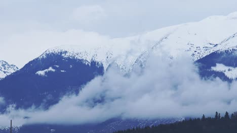 Montañas-Con-Nubes-Y-Timelapse