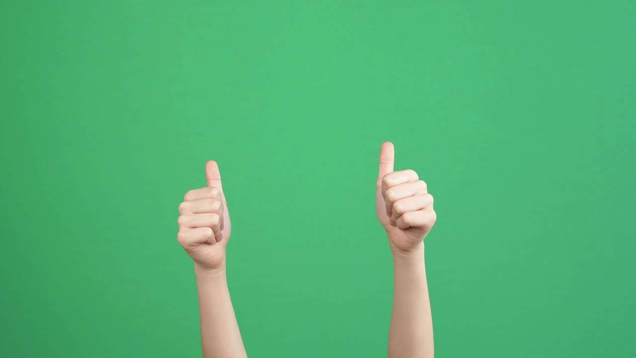 niño mano apuntando a alguien, levantándose y mostrando gestos dos manos pulgares hacia arriba en el fondo de la pantalla verde