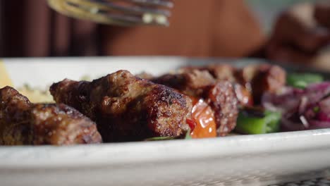 delicioso kebab a la parrilla con verduras y arroz