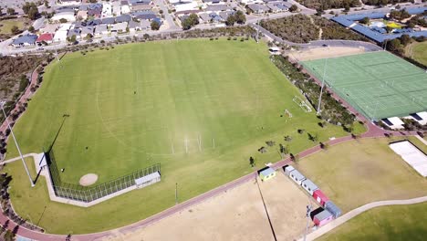 Vista-Aérea-Hacia-Gran-óvalo-Deportivo,-Halesworth-Park-Butler-Perth