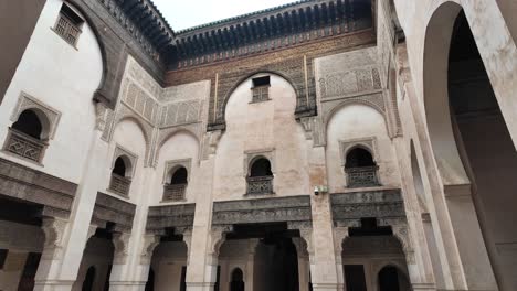 Jardín-Interior-Del-Palacio-El-Glaoui-En-Fez-Fez-Marruecos-Paredes-Del-Palacio-Lloviendo